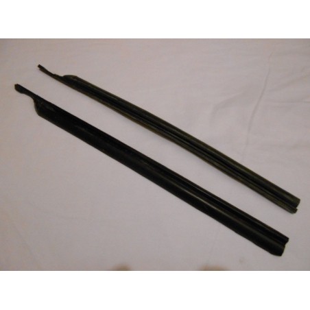 2 joints verticaux de vitres arrières